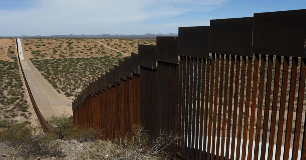 Tras decreto de visas a venezolanos, México le pregunta a Estados Unidos de qué color quieren que pinte el muro