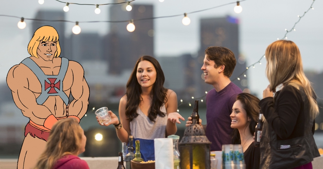 Señor musculoso de pollina rubia corta anuncia que sus pronombres son He/Man