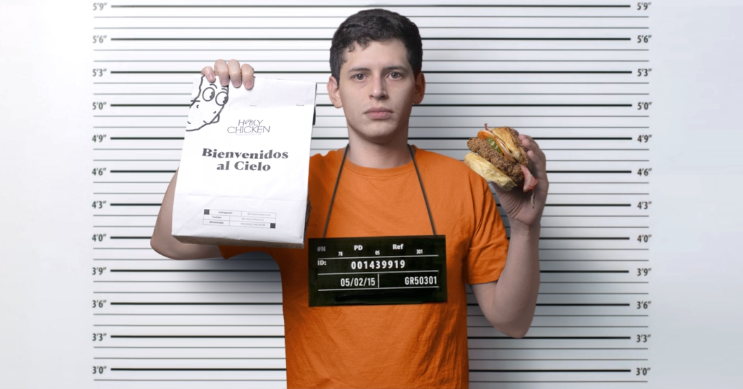 Chamo que cayó preso pide derecho a una llamada para pedir un sánduche de pollo