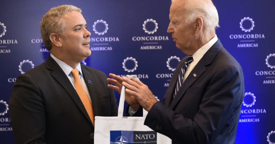 Biden le regala Pin y Tote Bag de la OTAN a Duque
