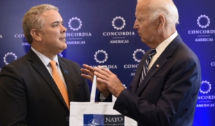Biden le regala Pin y Tote Bag de la OTAN a Duque
