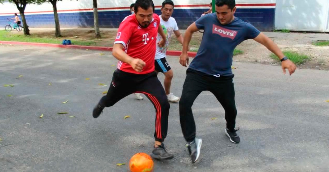 Grupo de amigos que juega fútbol todos los días cada vez más gordos