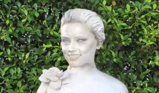 Diosdado construye estatua de Amber Heard en el patio de su casa