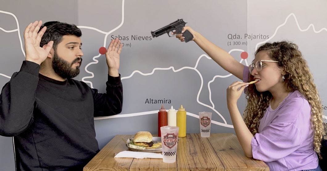 “Pide tú, yo no tengo hambre” dice novia antes de cometer robo de papitas a mano armada