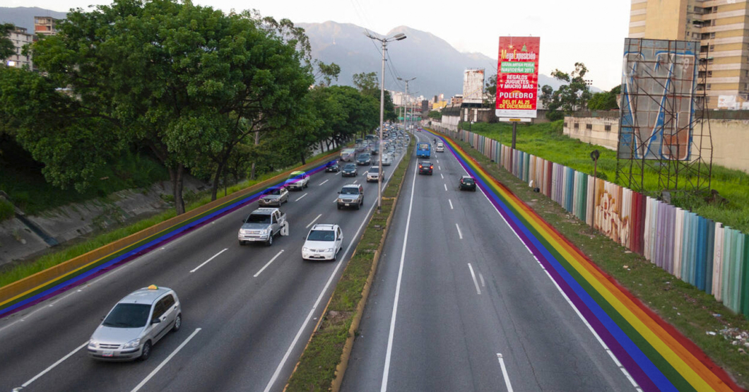 Pintan el hombrillo con bandera LGBTQI+ para que señores dejen de usarlo para saltarse la cola