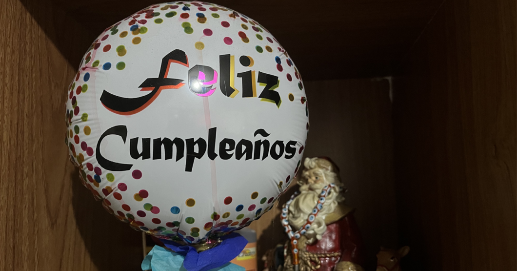 Globo de feliz cumpleaños sobrevive otra década en cuarto de chama