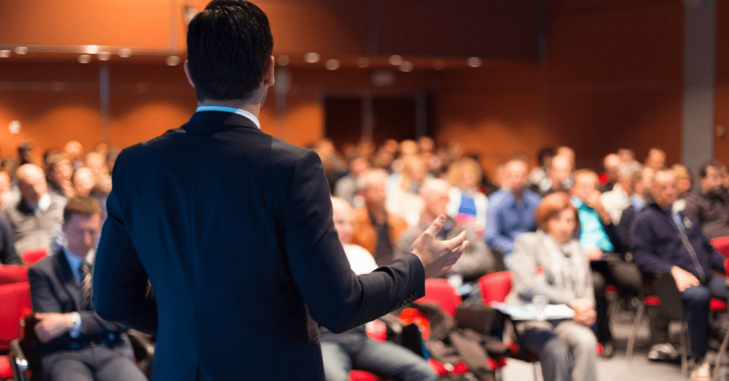 Orador motivacional asegura que la clave de la felicidad es pagarle mil dólares para ver su conferencia