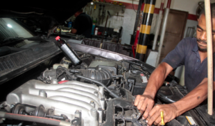 Este joven compró los repuestos del carro directamente al mecánico y ahora debe 30 millones de dólares por un filtro de aire