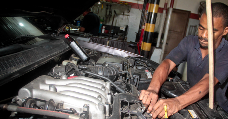 Este joven compró los repuestos del carro directamente al mecánico y ahora debe 30 millones de dólares por un filtro de aire