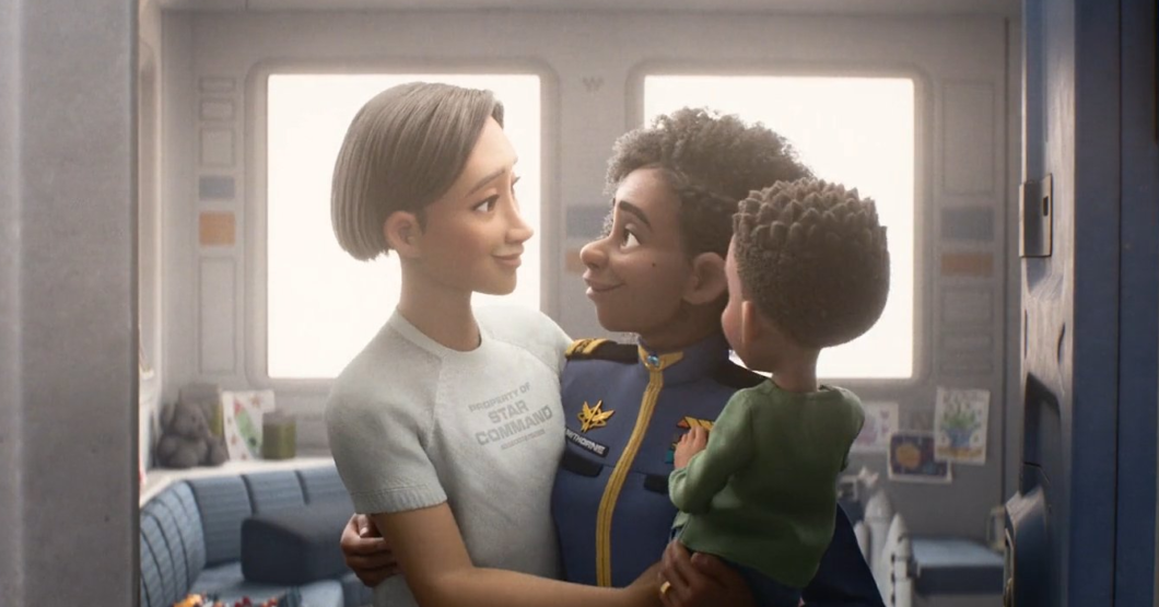 Hijo no sabe cómo explicarles el beso lésbico en Lightyear a sus padres