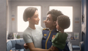 Hijo no sabe cómo explicarles el beso lésbico en Lightyear a sus padres