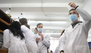 Estudio revela que todos los venezolanos están a medio grado de separación de un enchufado
