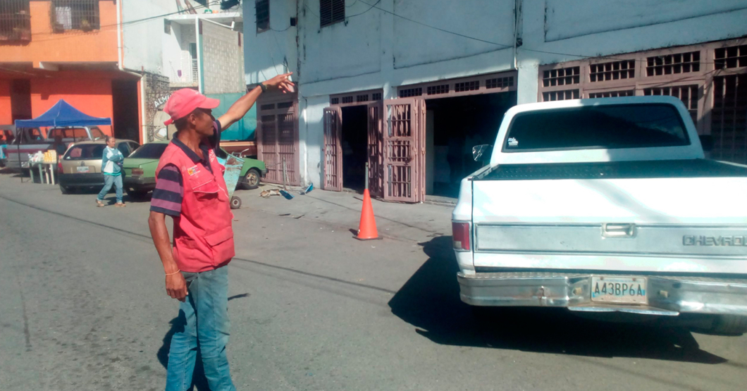 Parquero se niega a ayudar a estacionar a joven que no es licenciado