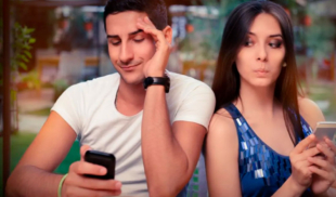Algoritmo de TikTok decide que como estás con tu novia lo mejor es mostrarte mujeres semidesnudas