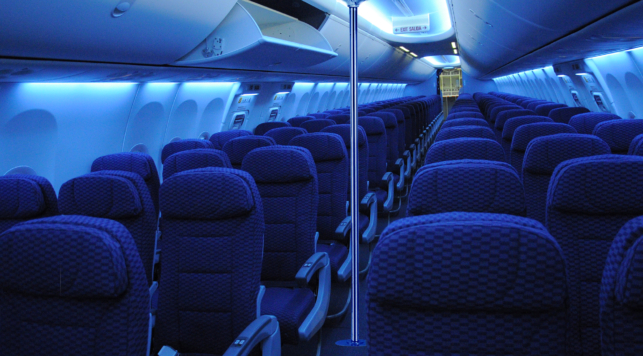 Osmel instala tubo de Pole Dance en avión de Conviasa