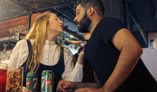 Joven con ganas de 7up pide una lata y se lleva un riquísimo beso de la bartender