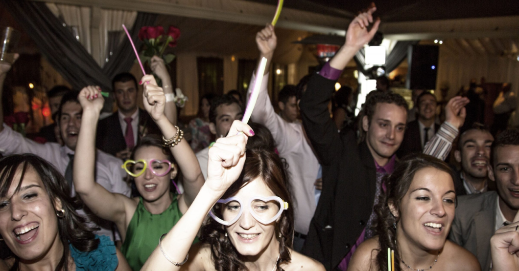 Amigos de los novios tripean la boda sabiendo todos y cada uno de los cachos de esa relación