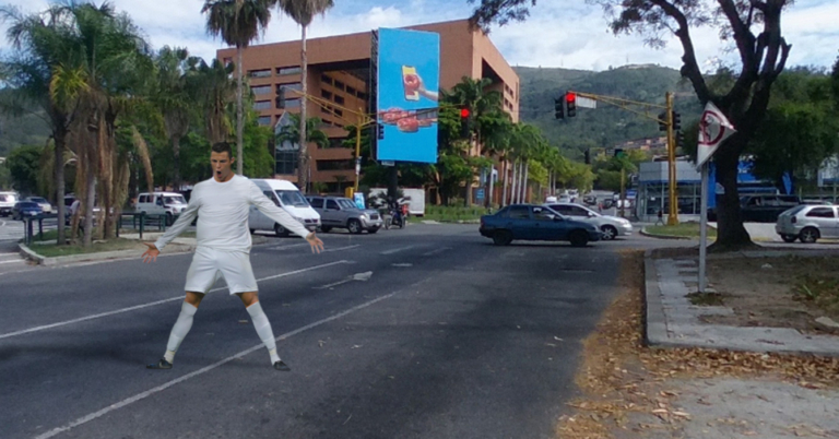 Semáforo de La Trinidad anuncia fichaje de Cristiano Ronaldo