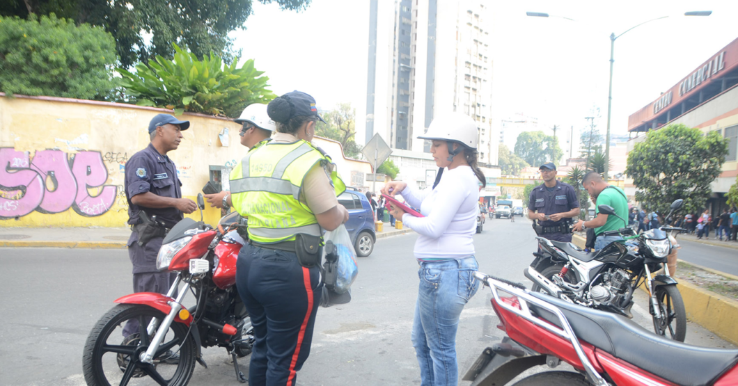 Resguardado por la ley, joven graba como PNB le roba la moto en alcabala