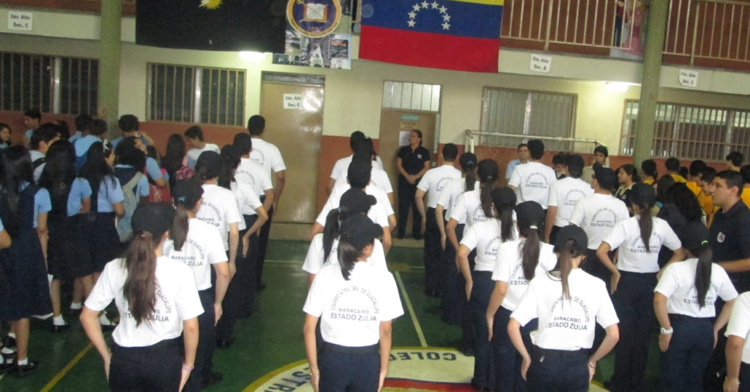 Profesor de premilitar enseña cómo estar calificado para cuidar la cola del pollo