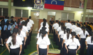 Profesor de premilitar enseña cómo estar calificado para cuidar la cola del pollo