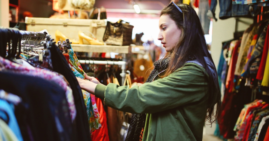 Chama que usa ropa de segunda mano cree que no se nota