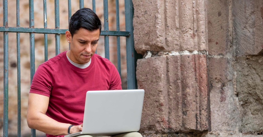 Joven que paga 2000$ por semestre no puede esperar para graduarse y cobrar 150$ mensuales