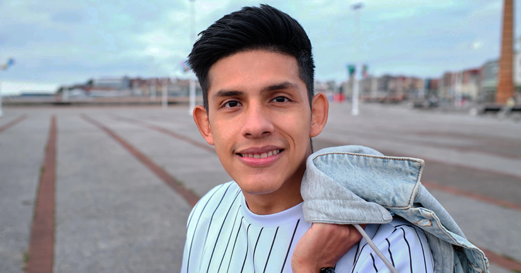 Joven con mucha fe asiste al cumple de su abuela con condón en la cartera