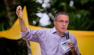 Político de oposición tarda 3 años en idear un plan que consiste en exigirle a Maduro que se vaya