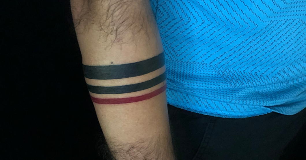 Chamo que se tatuó una raya en el brazo sigue inventándole un significado profundo a su falta de creatividad