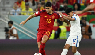 Árbitro qatarí muestra roja directa a jugador tras agarrón sospechosamente gay