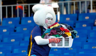 Fanáticos japoneses le lavan la ropa al equipo contrario