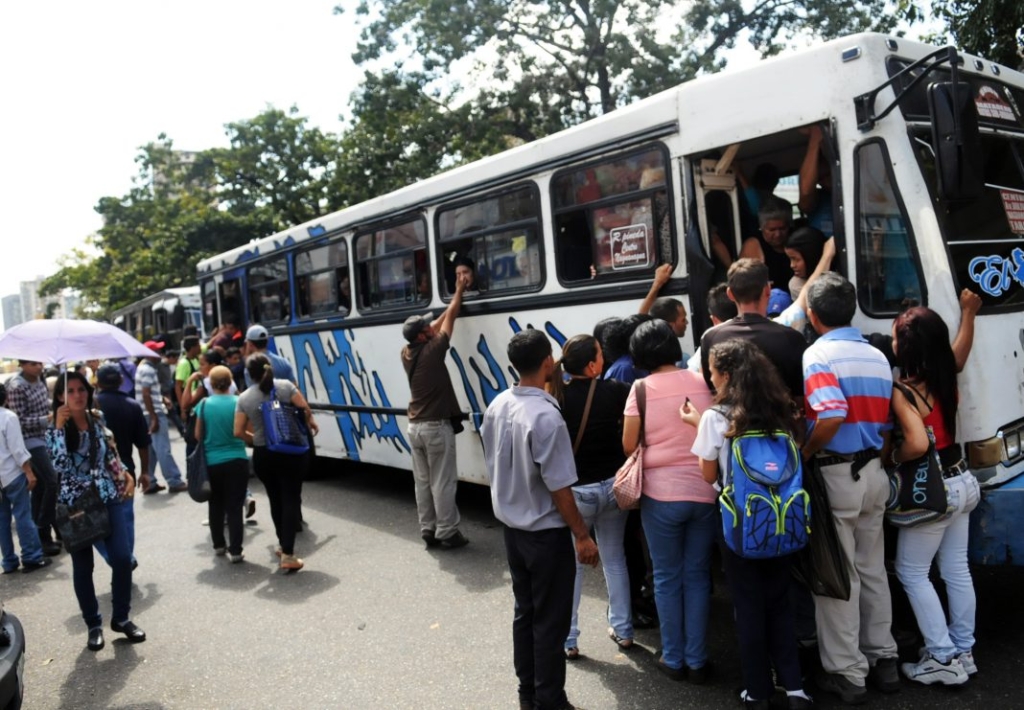 Venezuela opta al Record Guinness de más personas amuñuñadas en la parte de atrás de una Encava