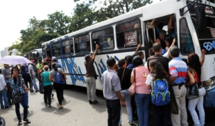 Venezuela opta al Record Guinness de más personas amuñuñadas en la parte de atrás de una Encava