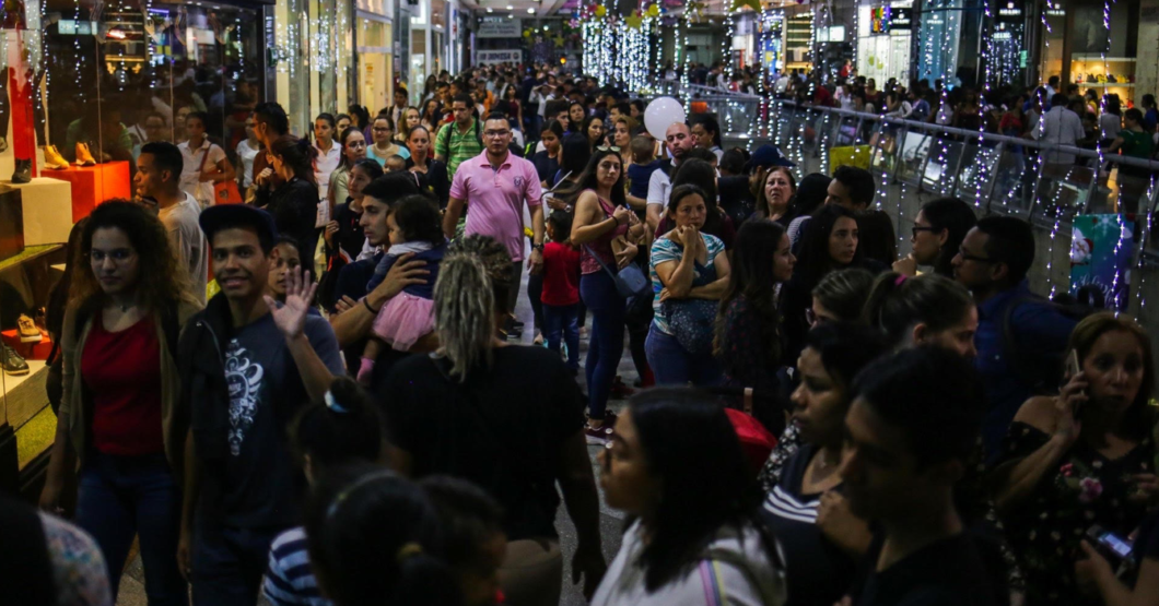 Señor gasta lo que ahorró para Black Friday en los puntos que le agarraron por pelearse en la cola