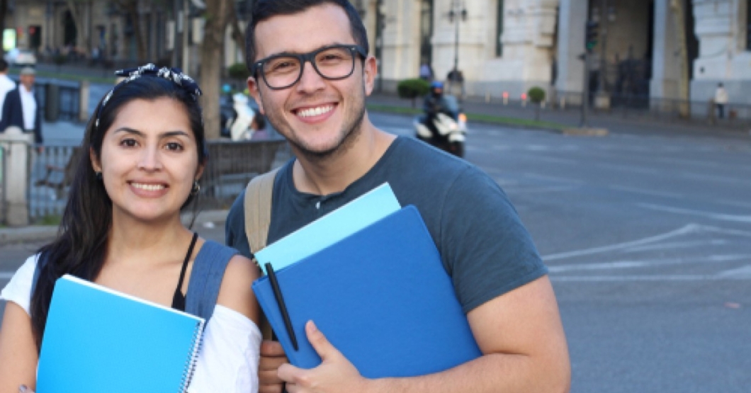 Estudiantes de primer semestre felicitan por el Día del Estudiante a profesor que está en tercer semestre