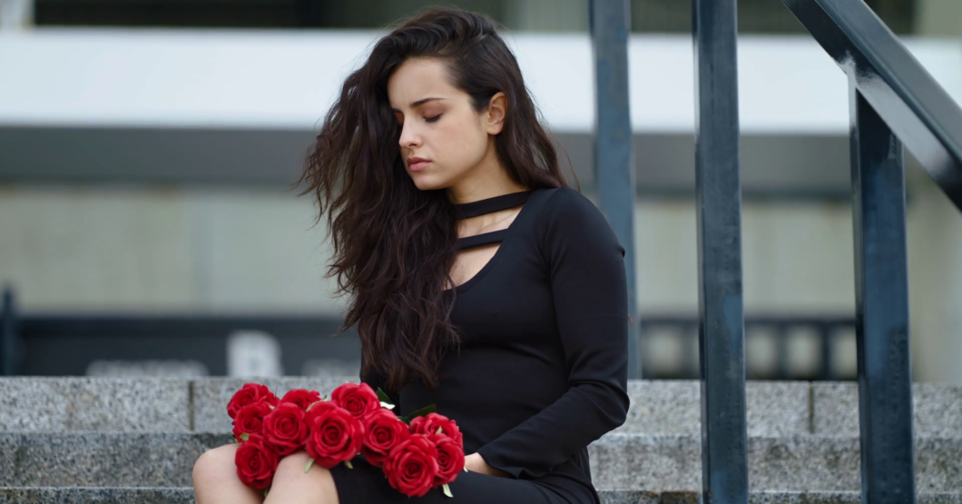 Chama descubre que le están montando cachos porque su novio le regaló flores de la nada