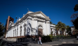 Diputados de la AN chavista aprueban ley que prohíbe a sus esposas revisarles el teléfono
