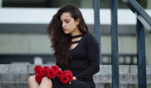 Chama descubre que le están montando cachos porque su novio le regaló flores de la nada