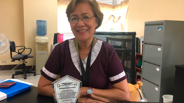 Señora de Recursos Humanos que no ve fútbol va ganando quiniela del mundial en la oficina