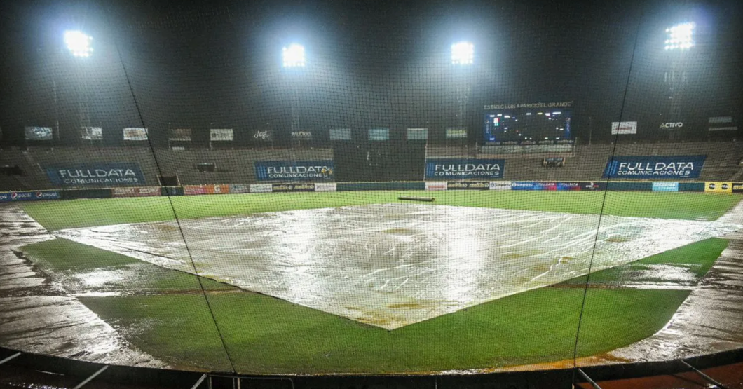 Posponen partido de béisbol porque la lluvia no deja prender la parrilla