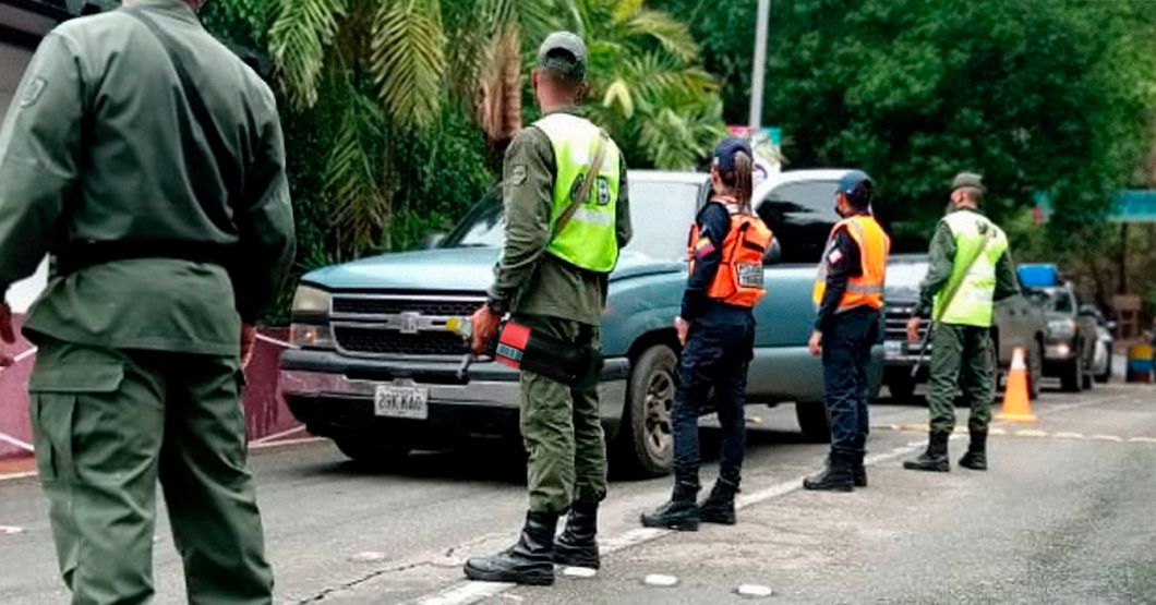 Guardia Nacional asegura que el honor es su divisa porque justo acaba de cambiarlo por 2 botellas de refresco en una alcabala