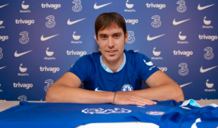 Chamo toca un balón sin querer y el Chelsea lo compra por €300 millones