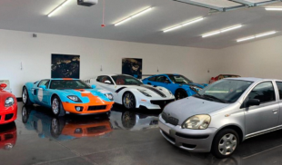 Jeque árabe añade a su colección de autos de lujo costoso Yaris 2001 usado que compró en Caracas