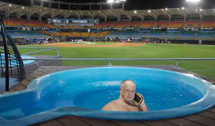 Diosdado explica desde jacuzzi en el estadio que no hay dinero para pagar a los maestros