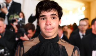 TRAGEDIA: Chamo que se vistió como Harry Styles obviamente no se ve como Harry Styles