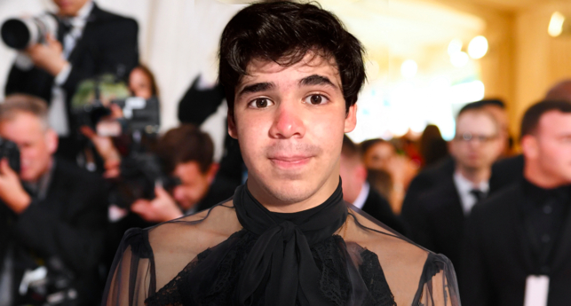 TRAGEDIA: Chamo que se vistió como Harry Styles obviamente no se ve como Harry Styles