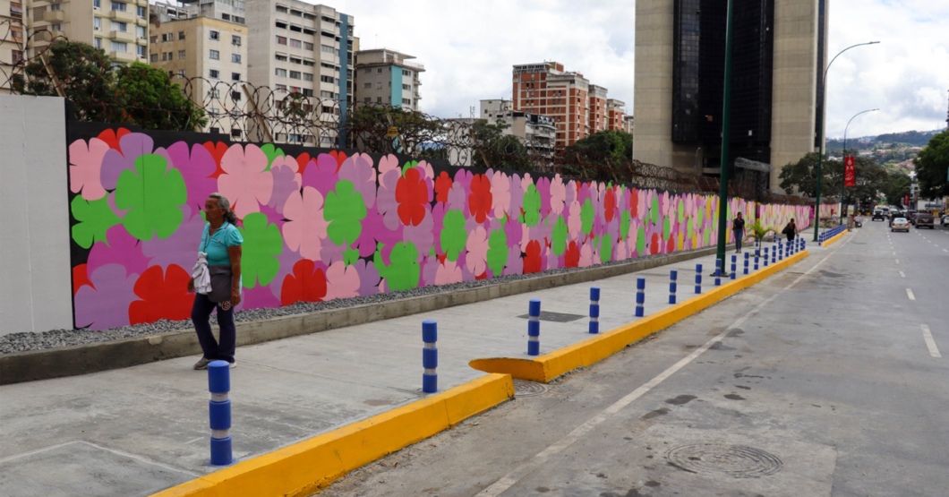 Alcaldía reemplaza molestos árboles con hermosos murales de árboles