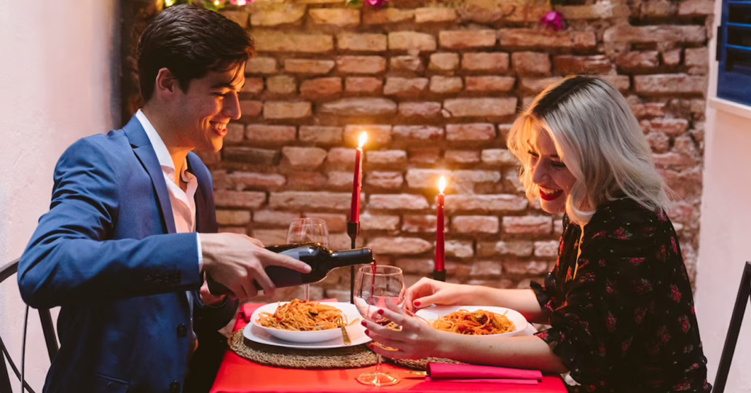 Joven regala rosas, bombones, peluche gigante y hermosa cena romántica a futura amiga