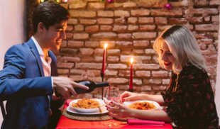Joven regala rosas, bombones, peluche gigante y hermosa cena romántica a futura amiga